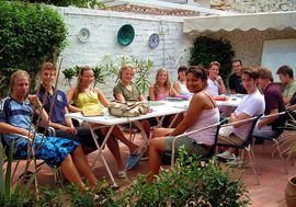 Escuela de Idiomas Nerja - Klasse im Innenhof