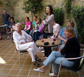 Escuela de Idiomas Nerja - Sprachschüler im Innenhof