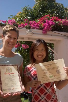 Escuela de Idiomas Nerja - Schülerinnen mit Zertifikat